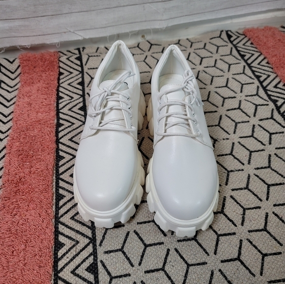 SO ME WHITE LACE UP PLATFORM OXFORDS, SZ 8 - Picture 2 of 11